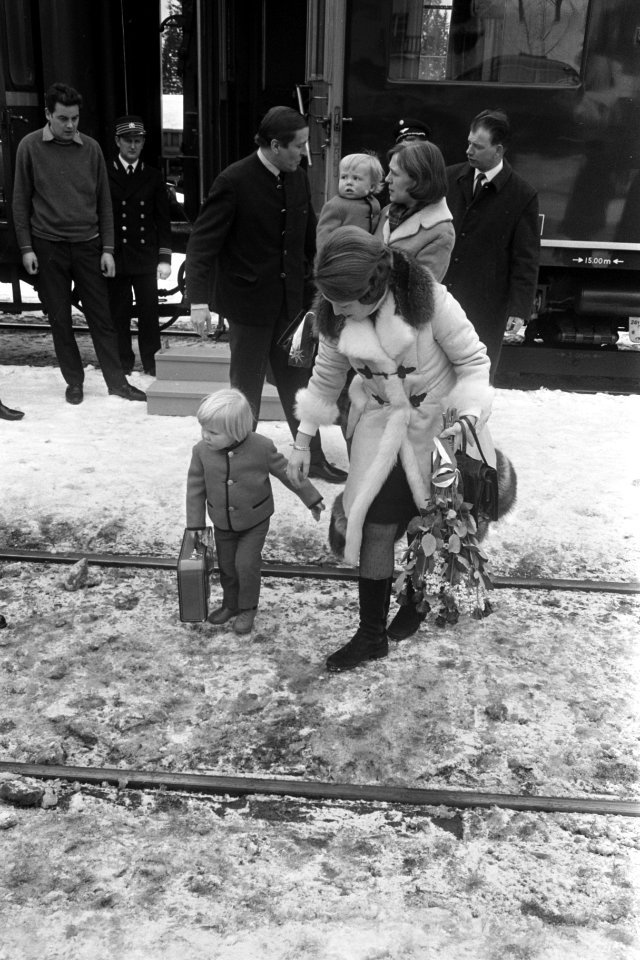 Prinses Beatrix , prins Claus en drie kinderen arrivere in Lech (Oostenrijk) voo, Bestanddeelnr 923-3356