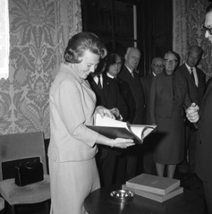 Prinses Beatrix kreeg boek over herdenking 1813-1963 In de Statenzaal rechts pr, Bestanddeelnr 915-7082