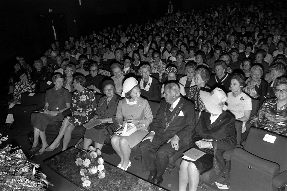 Prinses Beatrix in gesprek met burgemeester van Apeldoorn mr. F. Th. Dijckmeeste, Bestanddeelnr 925-6061