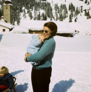 Prinses Beatrix , Prins Claus en kinderen voor wintersport in Lech, in de sneeuw, Bestanddeelnr 254-8676