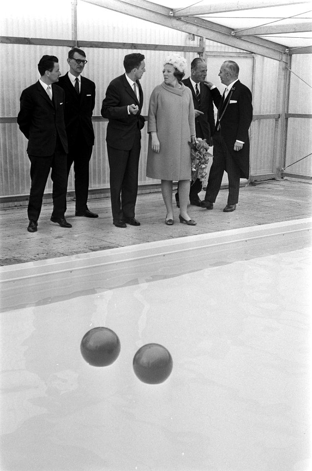 Prinses Beatrix in Drenthe opende vakantiecentrum prins Willem Alexander in Rode, Bestanddeelnr 921-3337