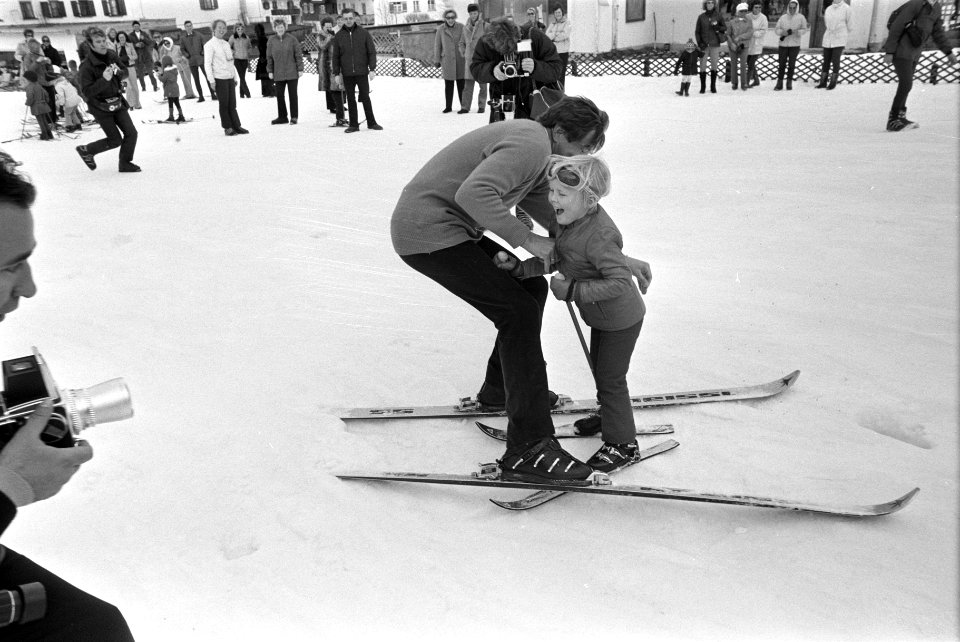 Prinses Beatrix , Prins Claus en kinderen op wintersportvakantie in Lech, Oosten, Bestanddeelnr 925-4310