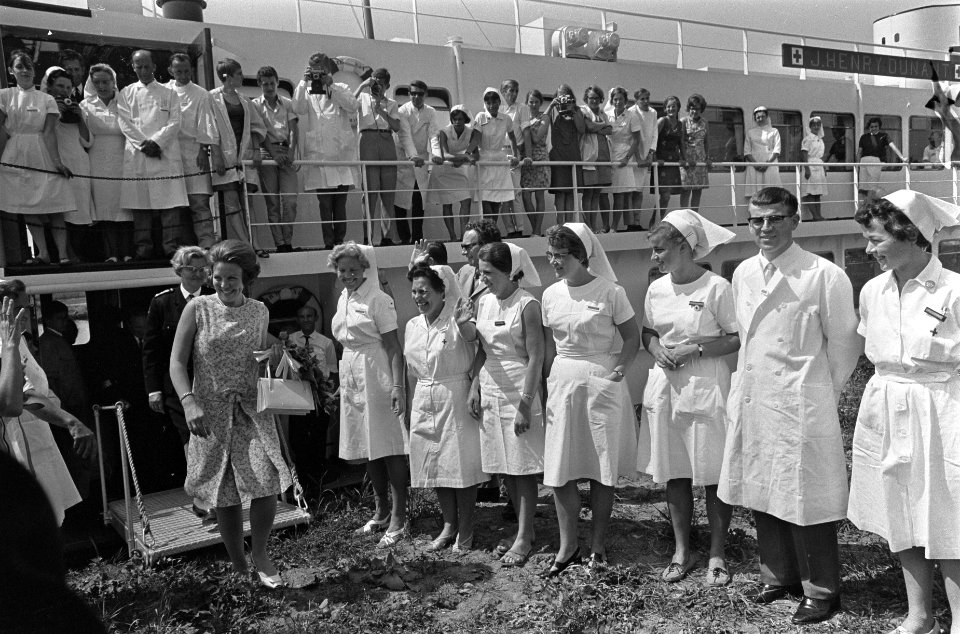 Prinses Beatrix op hospitaalschip Henri Dunant. Prinses Beatrix verlaat Henri Du, Bestanddeelnr 920-5145