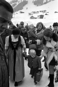 Prinses Beatrix , prins Claus en drie kinderen arriveren in Lech (Oostenrijk) vo, Bestanddeelnr 923-3350