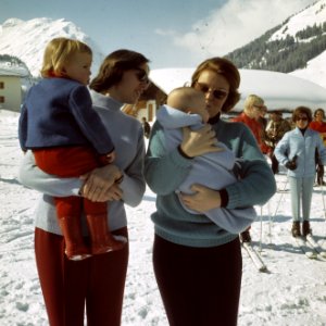 Prinses Beatrix , Prins Claus en kinderen voor wintersport in Lech, Bestanddeelnr 254-8759