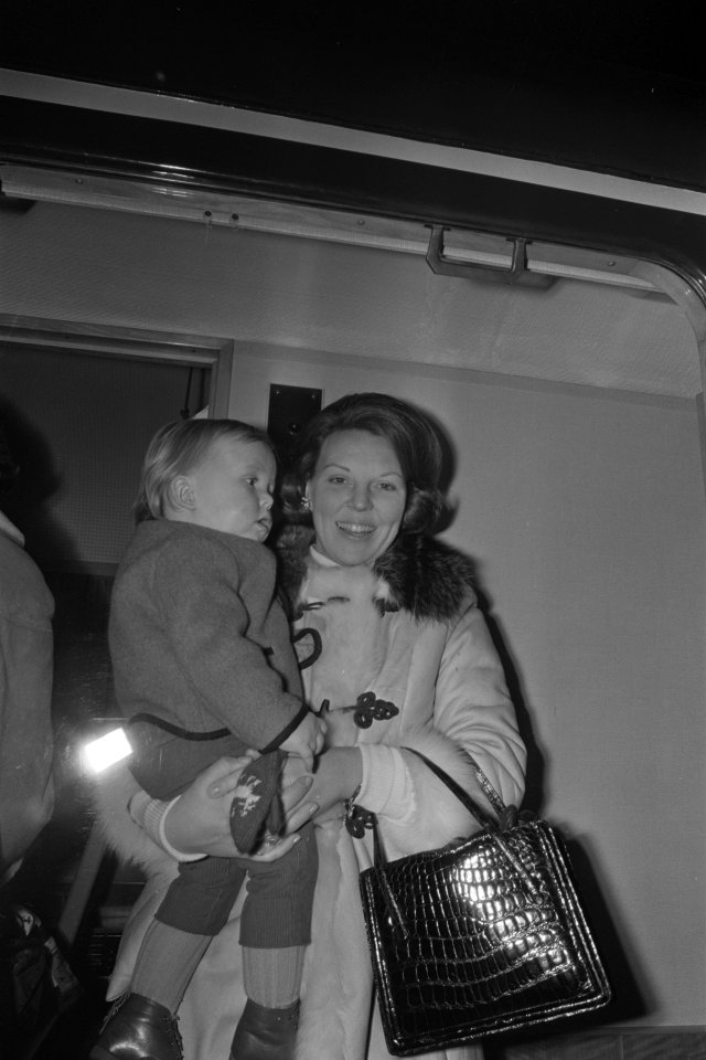 Prinses Beatrix , prins Claus en de drie kinderen vertrekken naar Lech voor wint, Bestanddeelnr 923-3327