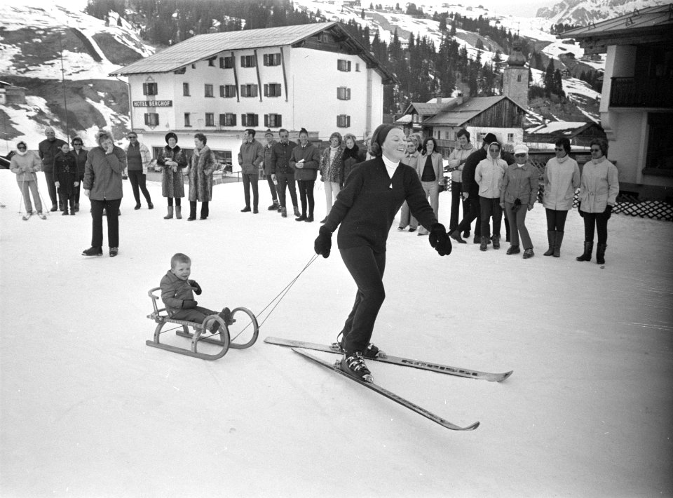 Prinses Beatrix , Prins Claus en kinderen op wintersportvakantie in Lech, Oosten, Bestanddeelnr 925-4312