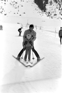 Prinses Beatrix , Prins Claus en kinderen op wintersportvakantie in Lech, Oosten, Bestanddeelnr 925-4325