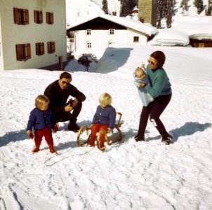 Prinses Beatrix , Prins Claus en kinderen voor wintersport in Lech, Bestanddeelnr 254-8767