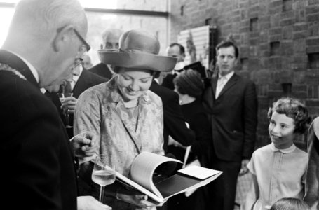 Prinses Beatrix opende nieuwe vleugel Haags Gemeentelijk Museum, Bestanddeelnr 914-0986