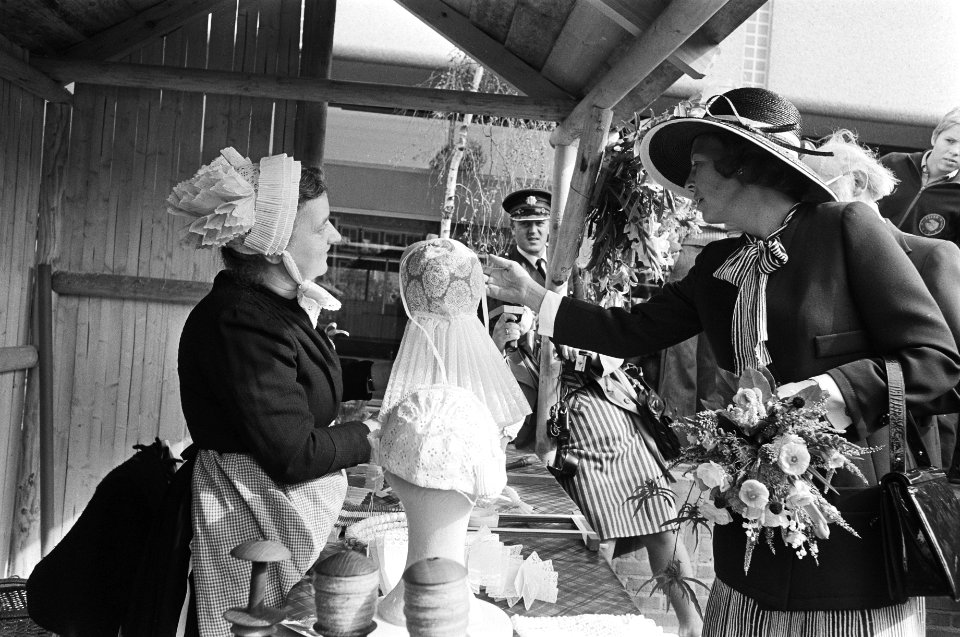 Prinses Beatrix in Ede voor opening gemeentehuis kijkt toe bij volksdansen, Bestanddeelnr 929-3206