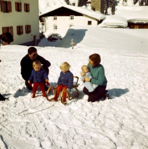 Prinses Beatrix , Prins Claus en kinderen voor wintersport in Lech, Bestanddeelnr 254-8762