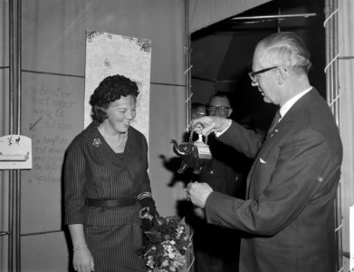 Prinses Beatrix opende tentoonstelling in Koopmansbeurs, ir W van Osselen toon, Bestanddeelnr 914-4113