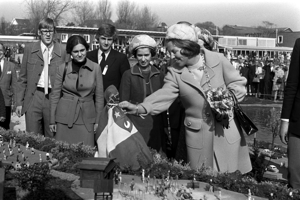 Prinses Beatrix onthult Jantje Beton in Madurodam, Bestanddeelnr 926-3695