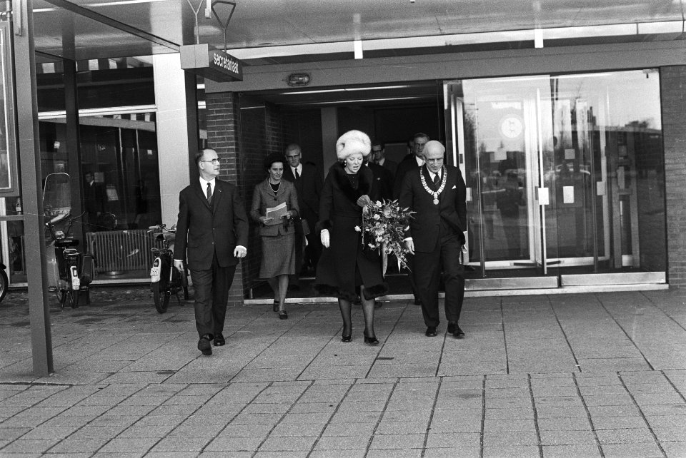 Prinses Beatrix bezoekt Congres Handicap in studie , Amsterdam, RAI, Bestanddeelnr 924-0315