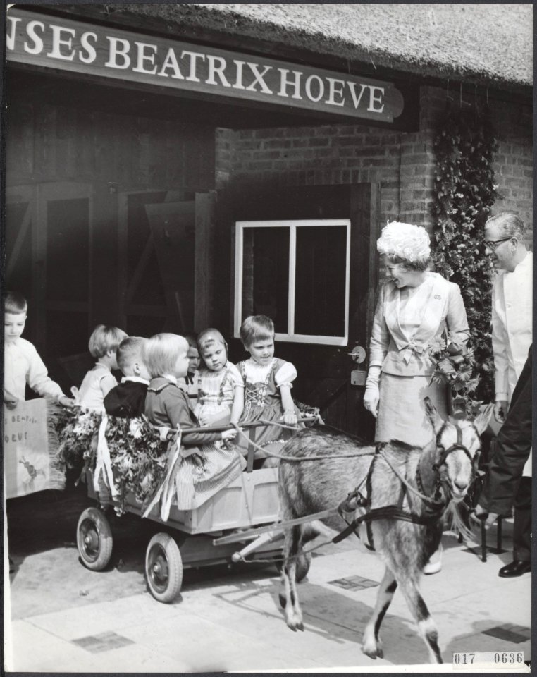 Prinses Beatrix kijkt naar kinderen in de ponywagen. Zij opent, samen met dokter, Bestanddeelnr 017-0636