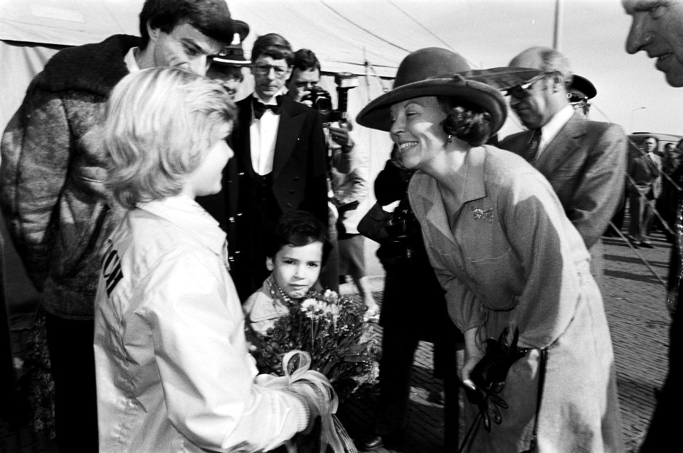 Prinses Beatrix ontvangt bloemen, Bestanddeelnr 930-2588