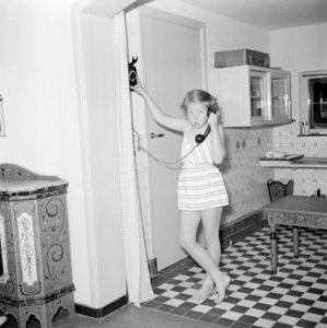Prinses Beatrix aan de telefoon in het kinderhuisje op paleis Soestdijk, Bestanddeelnr 255-7881