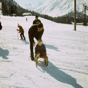 Prinses Beatrix , Prins Claus en kinderen voor wintersport in Lech, in de sneeuw, Bestanddeelnr 254-8673