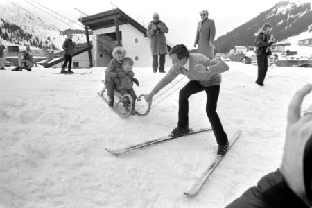 Prinses Beatrix , Prins Claus en kinderen op wintersportvakantie in Lech, Oosten, Bestanddeelnr 925-4319