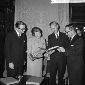 Prinses Beatrix kreeg boek over herdenking 1813-1963 In de Statenzaal rechts pr, Bestanddeelnr 915-7083