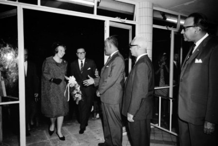 Prinses Beatrix bezoekt de Nederlandse Antillen , de Prinses in gezelschap van p, Bestanddeelnr 917-4655