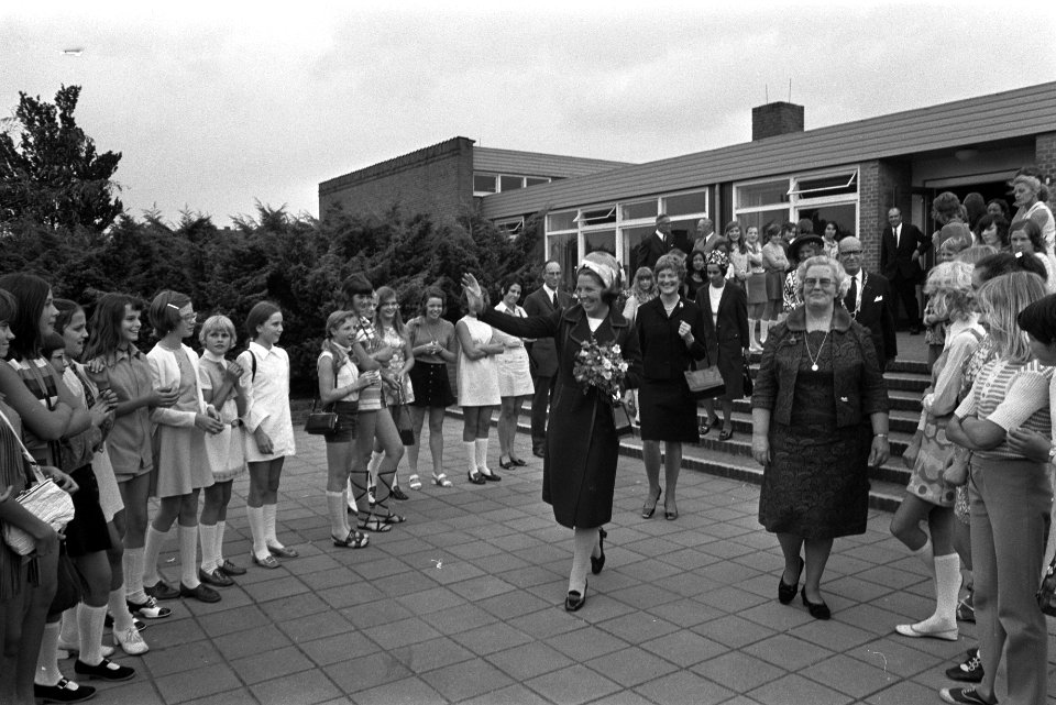 Prinses Beatrix koopt litho van leerlingen van tweede Nijmeegse huishoudschool t, Bestanddeelnr 924-9647
