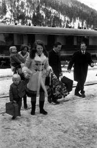 Prinses Beatrix , prins Claus en drie kinderen arriveren in Lech (Oostenrijk) vo, Bestanddeelnr 923-3351