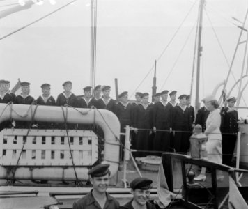 Prinselijk paar in Den Helder. Inspectie Hr. Ms. Queen Wilhelmina, Bestanddeelnr 902-8185