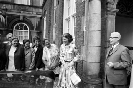 Prinses Beatrix in het gezelschap van Beel (r) bij haar vertrek na het bijwonen , Bestanddeelnr 924-6311