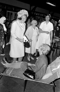 Prinses Beatrix in Hattem. In de Marijkehoeve praat prinses Beatrix met enkele d, Bestanddeelnr 920-6570