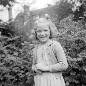 Prinses Irene in de tuin, Bestanddeelnr 255-7402