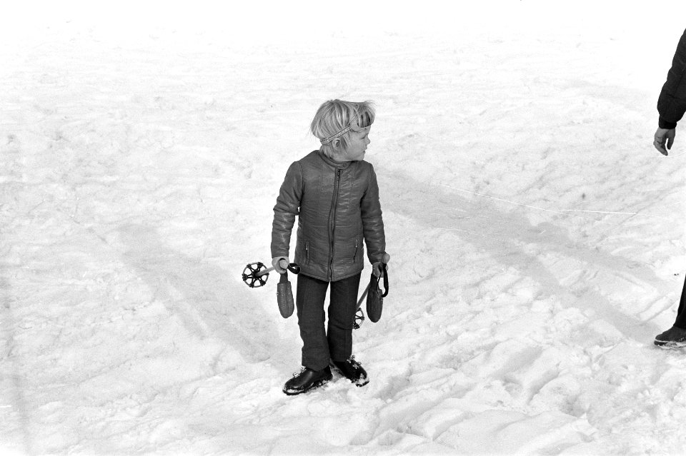 Prinses Beatrix , Prins Claus en kinderen op wintersportvakantie in Lech, Oosten, Bestanddeelnr 925-4323