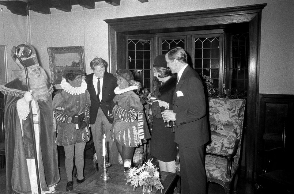 Prinses Beatrix, prins Claus, Danny Kaye en Sinterklaas met zijn pieten na afloo, Bestanddeelnr 919-8146