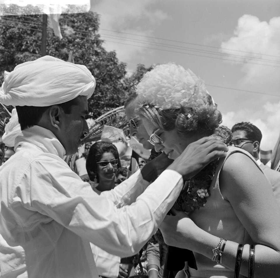 Prinselijk paar in Suriname, prinses Beatrix krijgt krans om van Hindoe-printer, Bestanddeelnr 919-3484