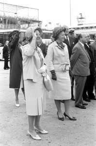 Prinses Irene en prinses Margriet naar Suriname, afscheid op de vliegtuigtrap, Bestanddeelnr 914-0905