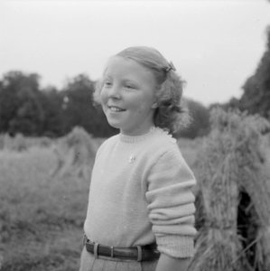 Prinses Beatrix in het park van paleis Het Loo, Bestanddeelnr 255-7528