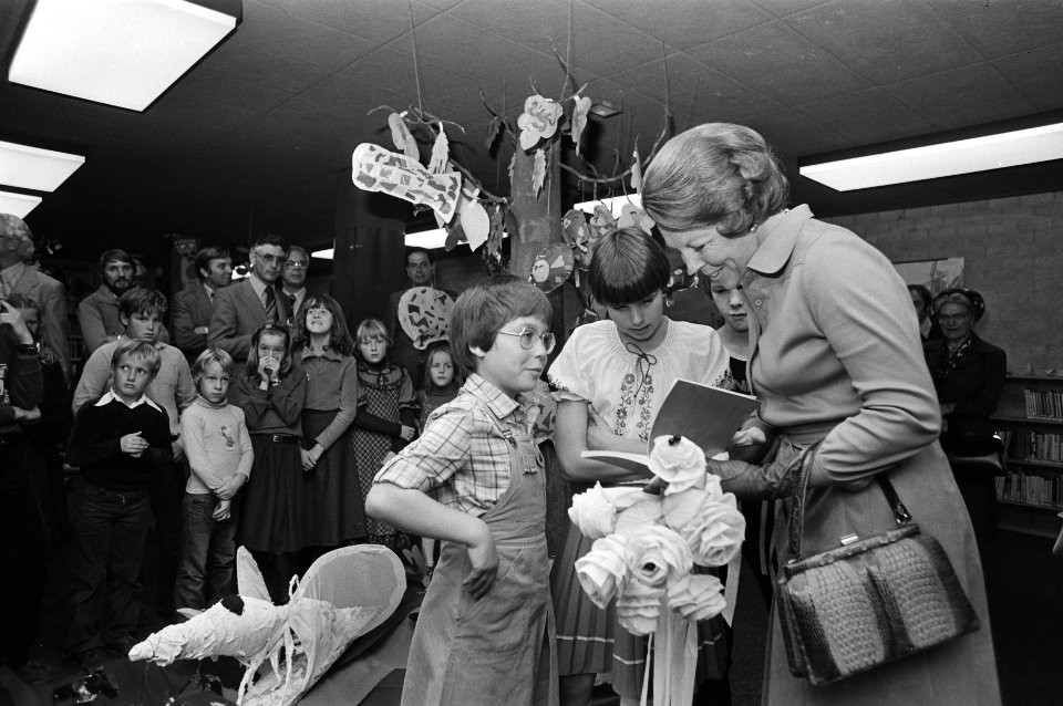Prinses Beatrix ontvangt het eerste exemplaar van het Baarns Kinderboek, Bestanddeelnr 930-4775