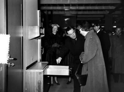 Prinses Beatrix bezoekt de werkplaatsen en de bedrijfsschool van de Nederlandse , Bestanddeelnr 906-9431