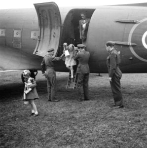 Prinses Irene en prinses Beatrix arriveren, Bestanddeelnr 900-6114