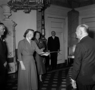 Prinses Beatrix ontvangt op haar achttiende verjaardag, Bestanddeelnr 907-5697