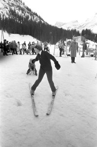 Prinses Beatrix , Prins Claus en kinderen op wintersportvakantie in Lech, Oosten, Bestanddeelnr 925-4317