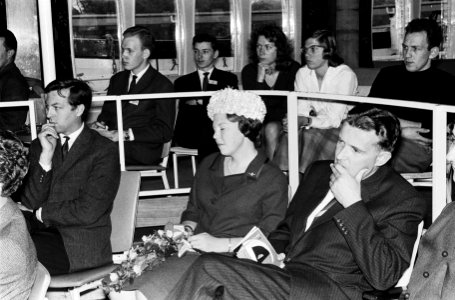 Prinses Beatrix op Jeugdfestival in Rotterdam Prinses Beatrix temidden van de l, Bestanddeelnr 915-1716