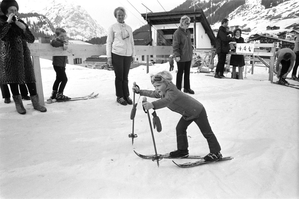 Prinses Beatrix , Prins Claus en kinderen op wintersportvakantie in Lech, Oosten, Bestanddeelnr 925-4308