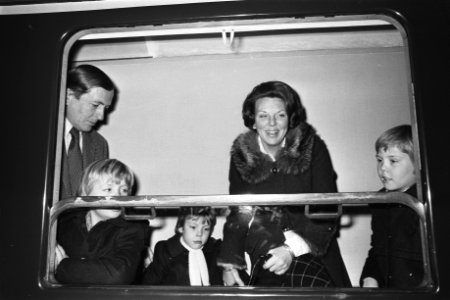 Prinses Beatrix , Prins Claus en kinderen naar Lech vertrokken vanaf station Baa, Bestanddeelnr 928-9543