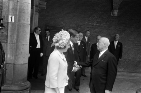 Prinses Beatrix, prins Claus en professor Beel (vice-voorzitter), Bestanddeelnr 920-4988