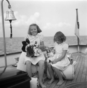 Prinses Beatrix en prinses Irene spelen aan boord van de Piet Hein met poppen di, Bestanddeelnr 901-9114