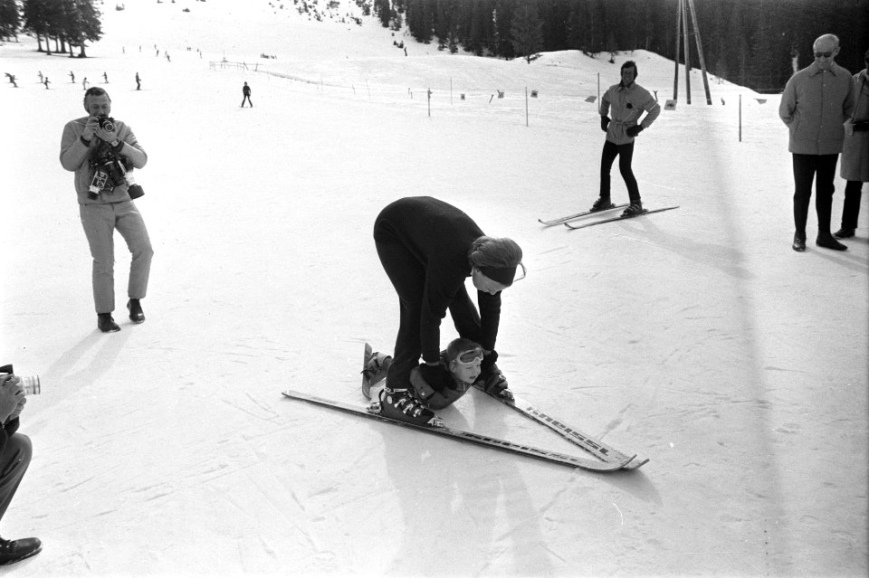 Prinses Beatrix , Prins Claus en kinderen op wintersportvakantie in Lech, Oosten, Bestanddeelnr 925-4307
