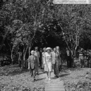 Prinses Beatrix in Suriname, de Prinses in gezelschap va ir. Samson , minister R, Bestanddeelnr 917-5329