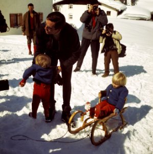 Prinses Beatrix , Prins Claus en kinderen voor wintersport in Lech, Bestanddeelnr 254-8760